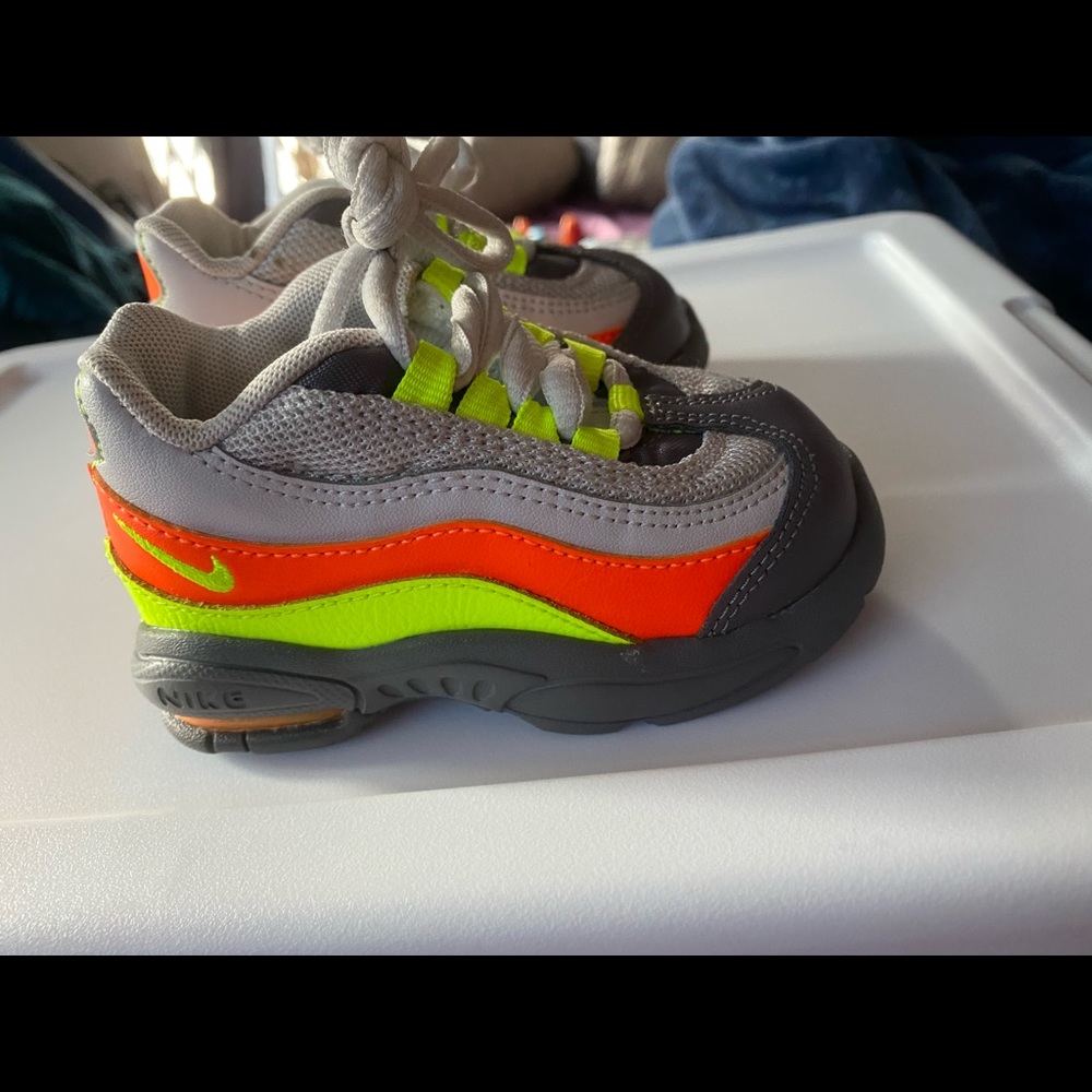 Nike - Picture 2 of 4
